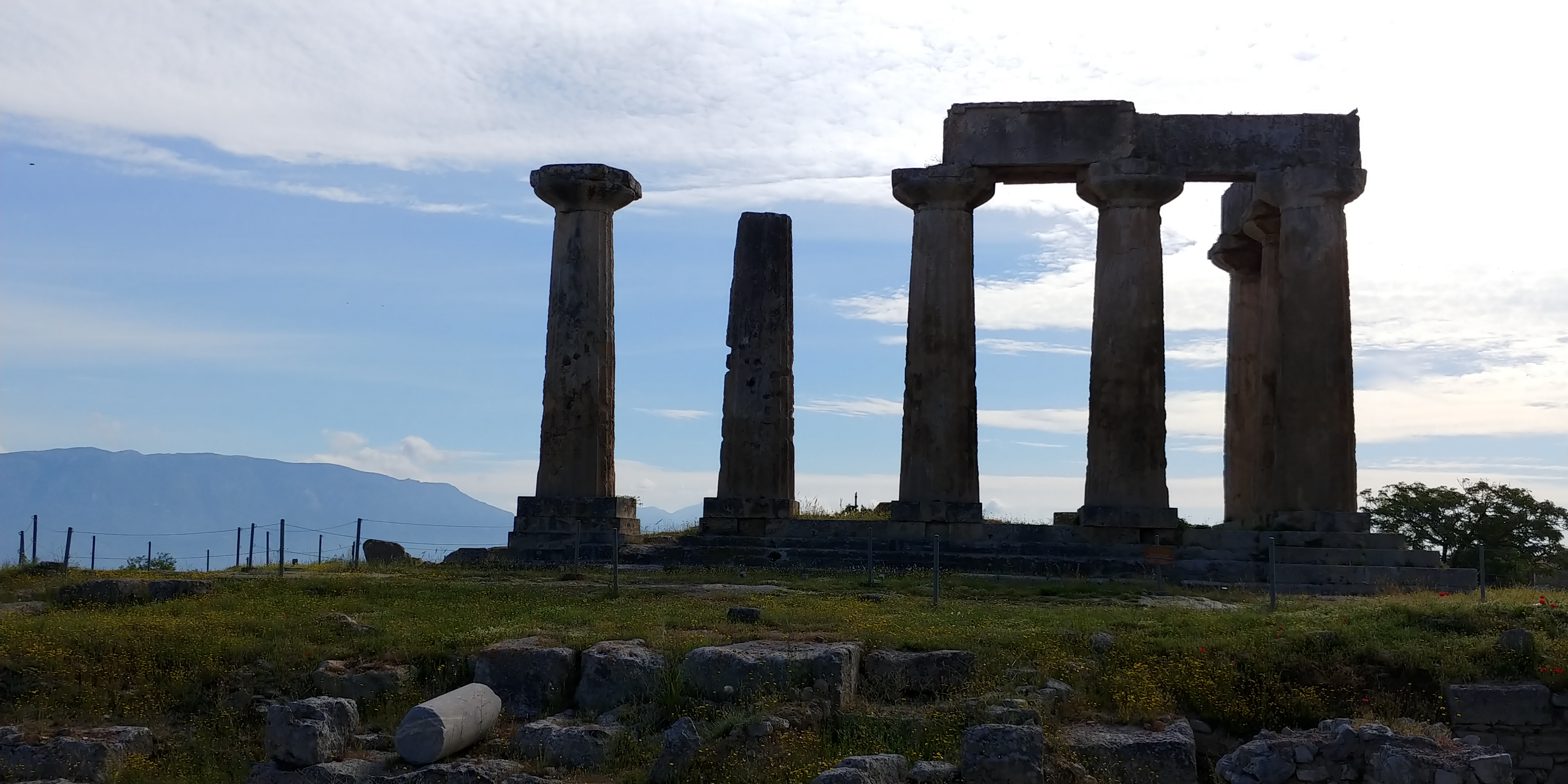 Photo du temple d'Apolon à Corynthe en Grèce.