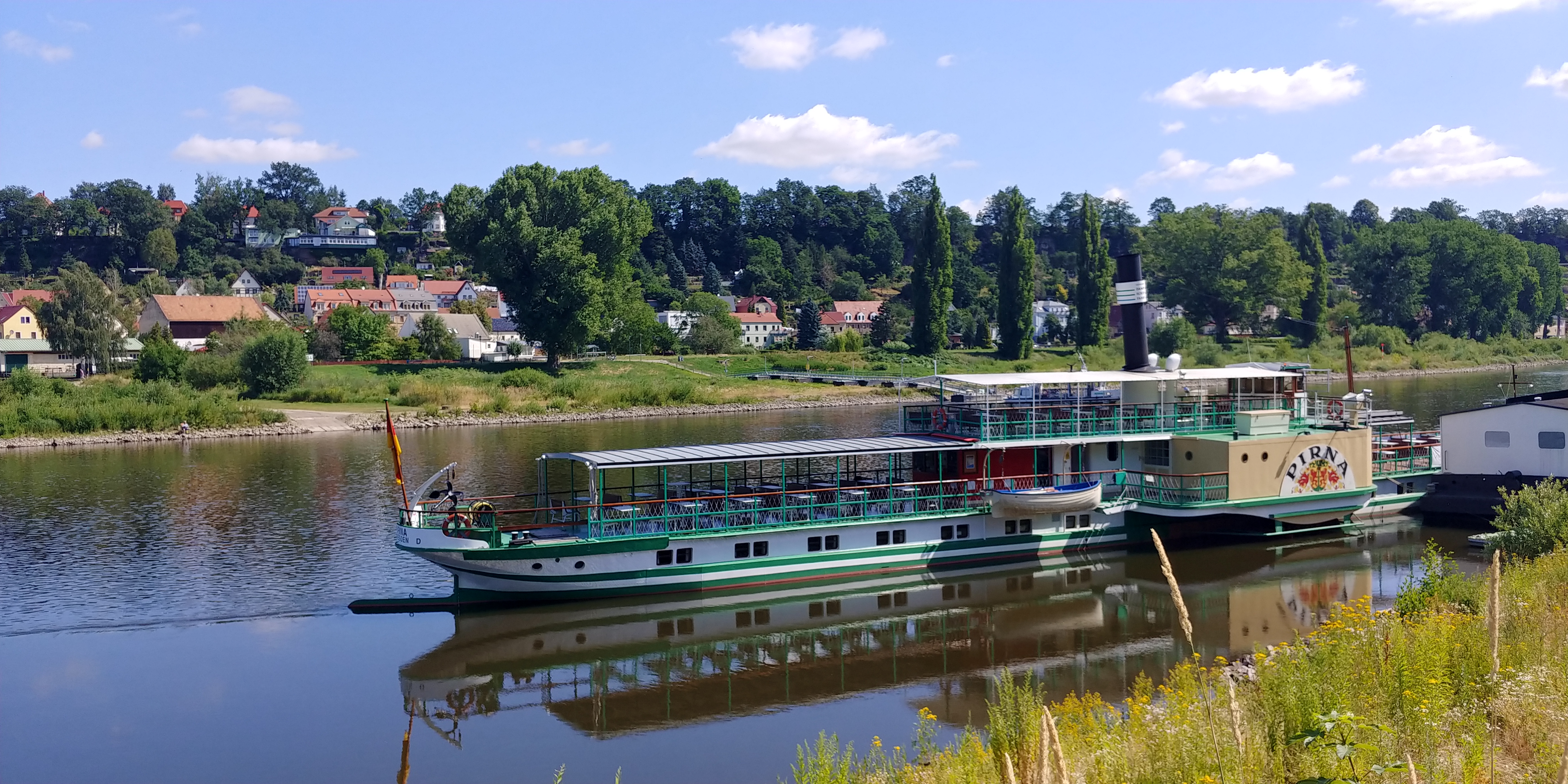 Un beau navire sur l'Elbe