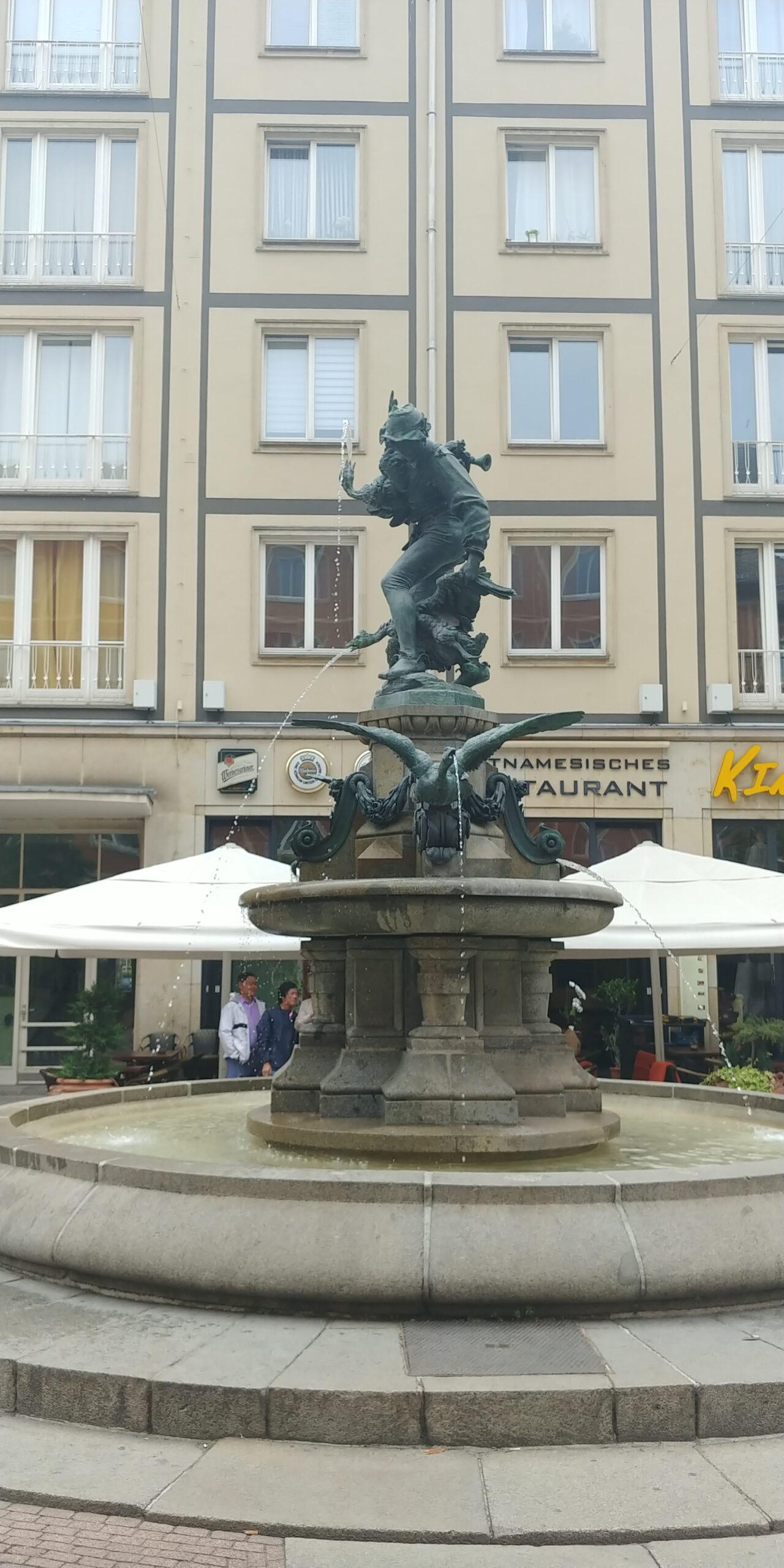 Statue d'un voleur d'oie dans une fontaine à Dresden, Saxony,