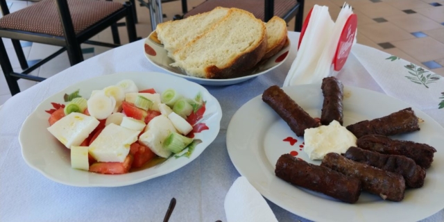 Sausages, bread and salad, mon lunch près de Lukovë, Albanie