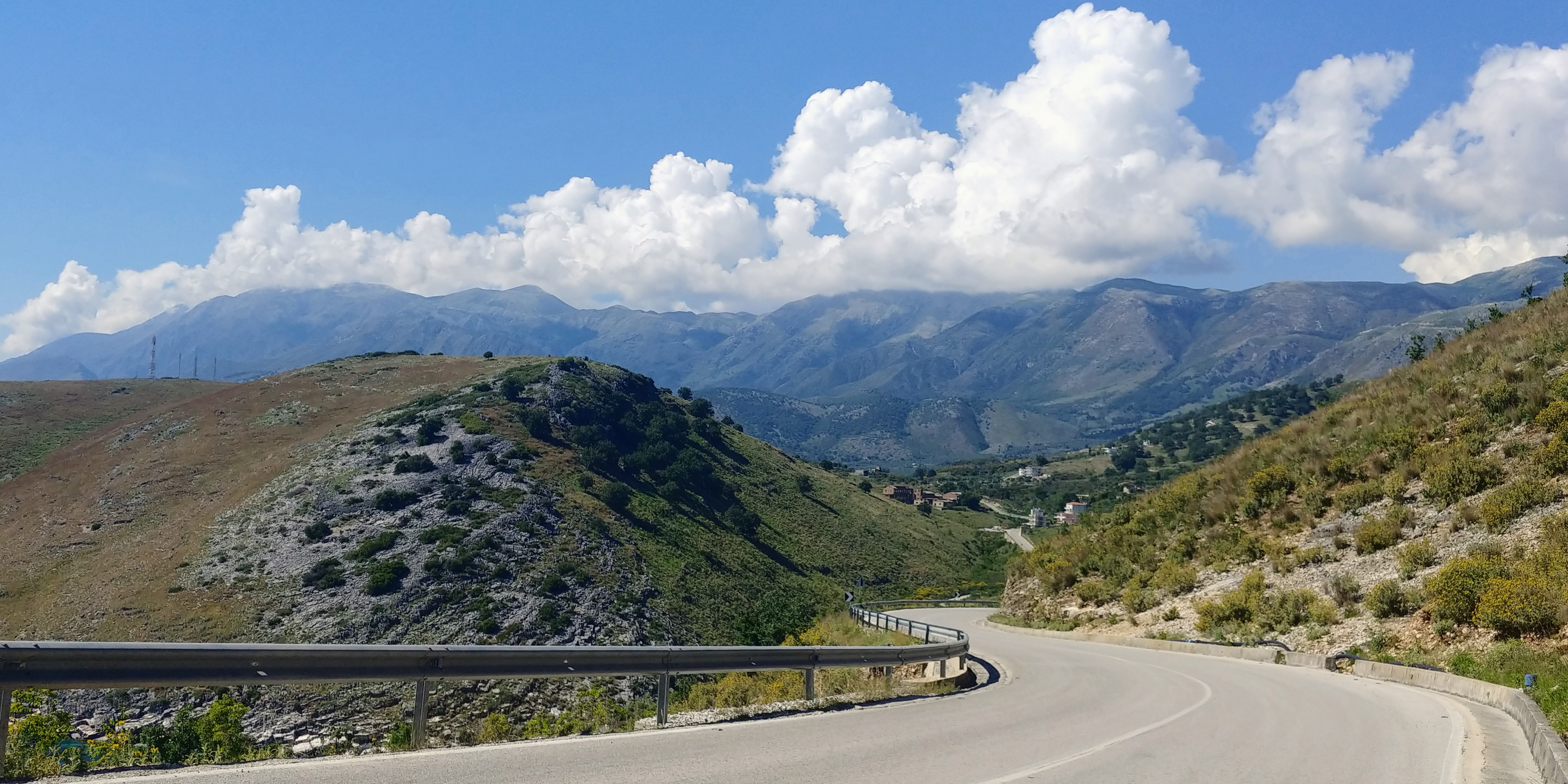 Route SH8 près de Dhermi en Albanie