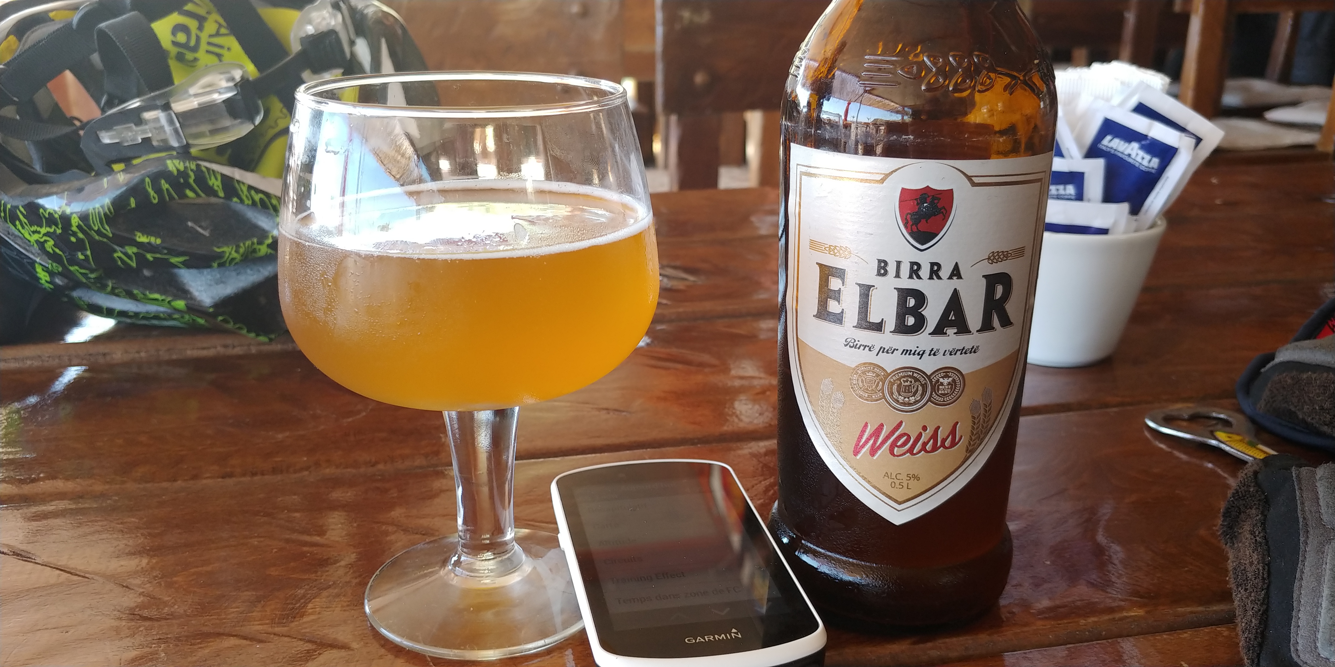Bière blanche Birra Elbar, très populaire en Albanie