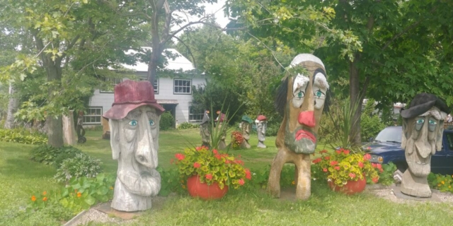 Sculptures avec figures de clown à Beaumont, Québec