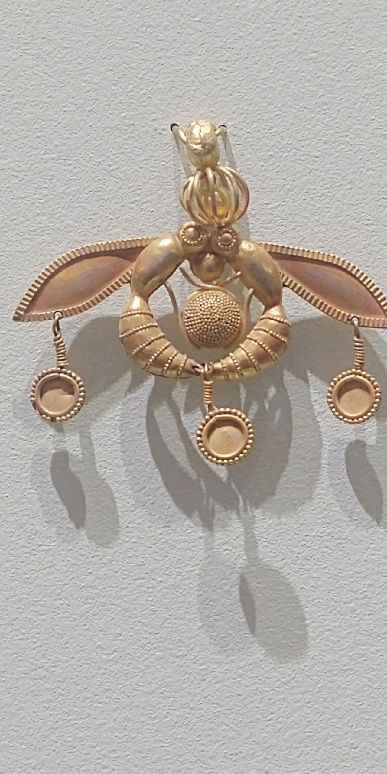 Amulette en or en forme de deux abeilles