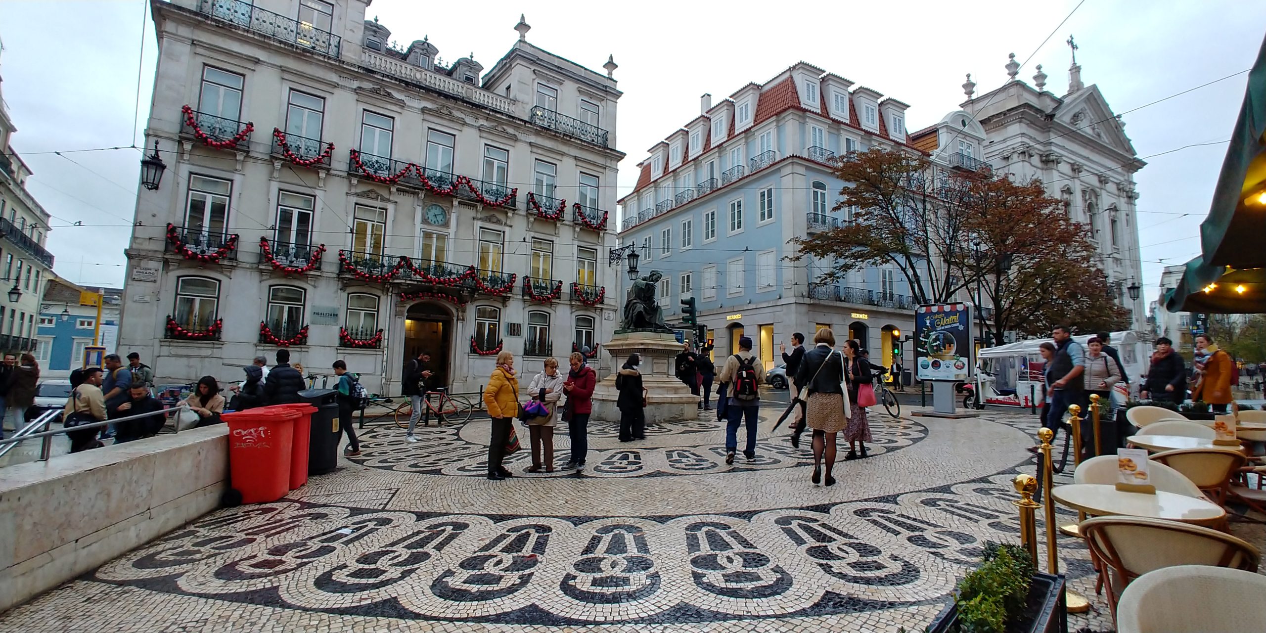 Place Chiari avec la statue de António Ribeiro