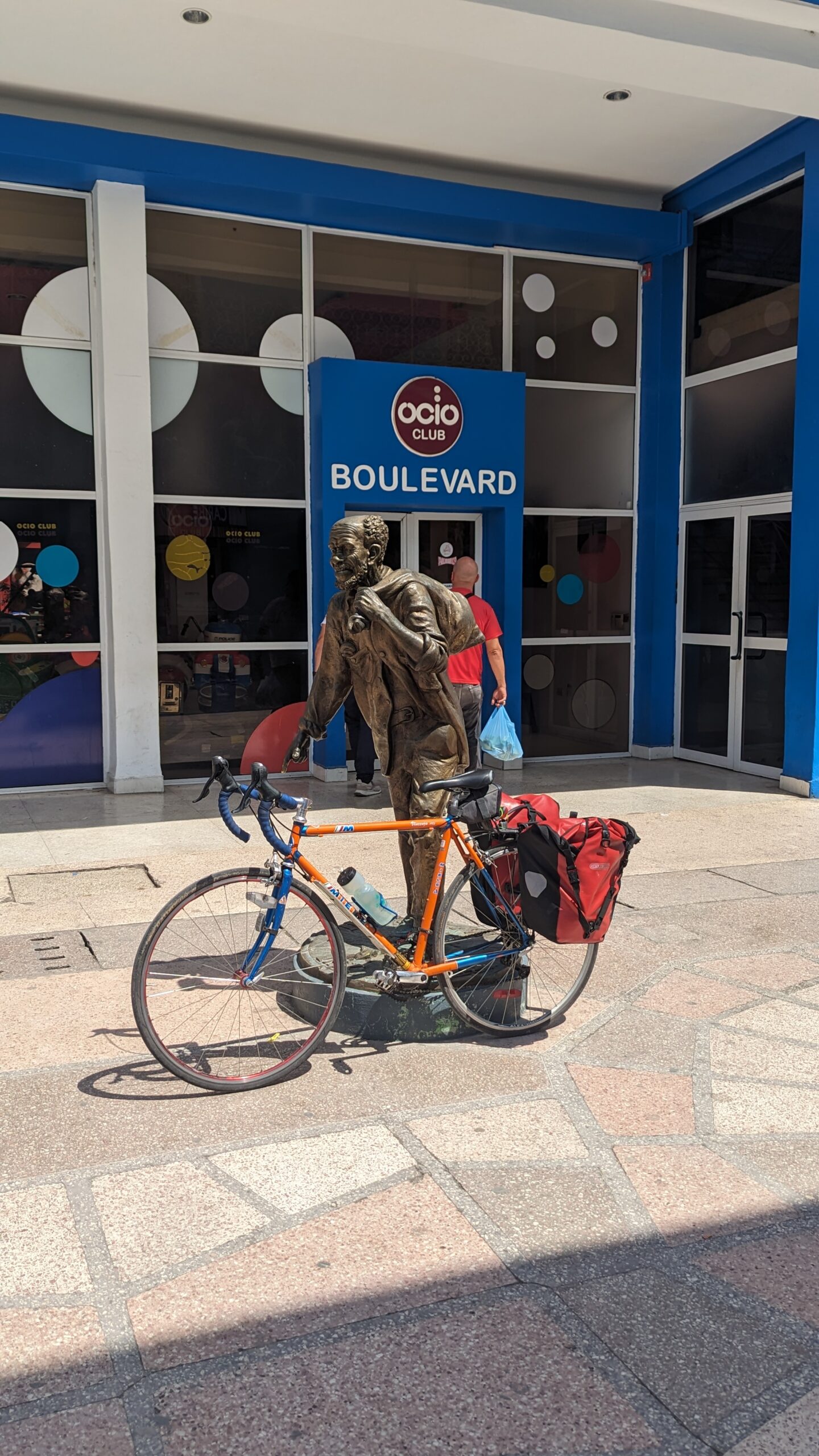 Mon vélo accoté sur une sculpture au centre-ville de Trinidad Cuba.